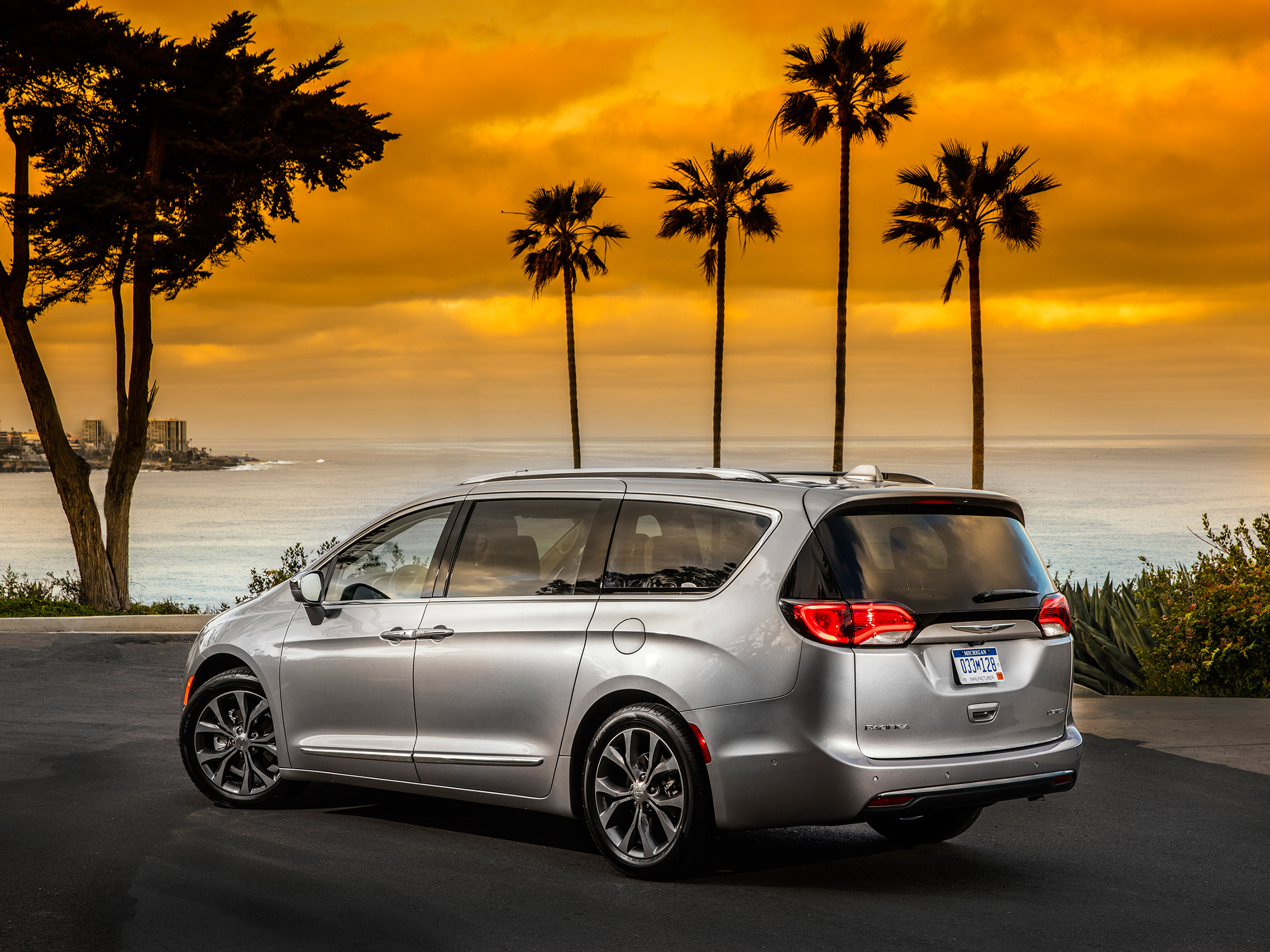 Chrysler Pacifica минивэн 2023 - фото в новом кузове, фото салона и ...