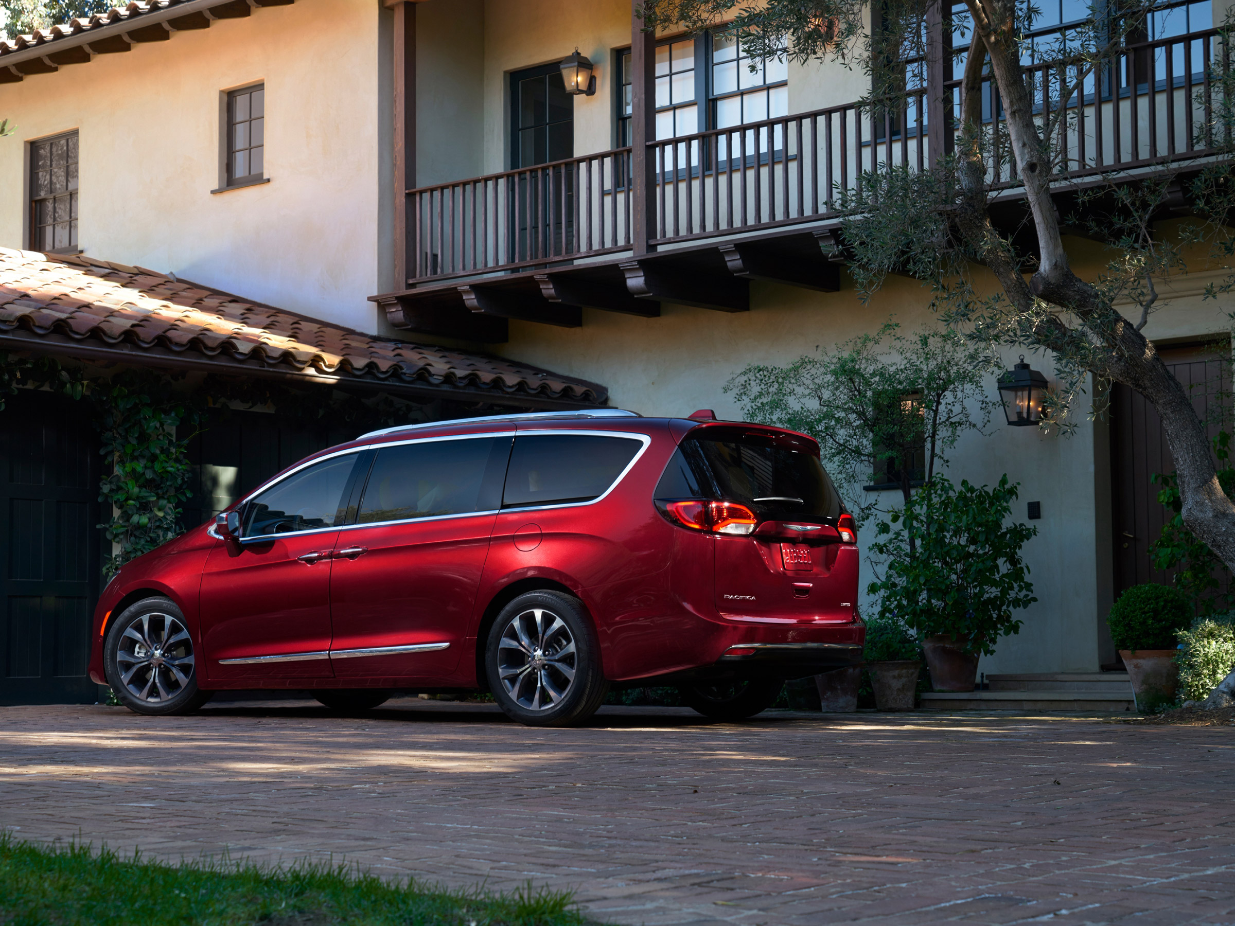 Chrysler Pacifica минивэн 2023 - фото в новом кузове, фото салона и ...