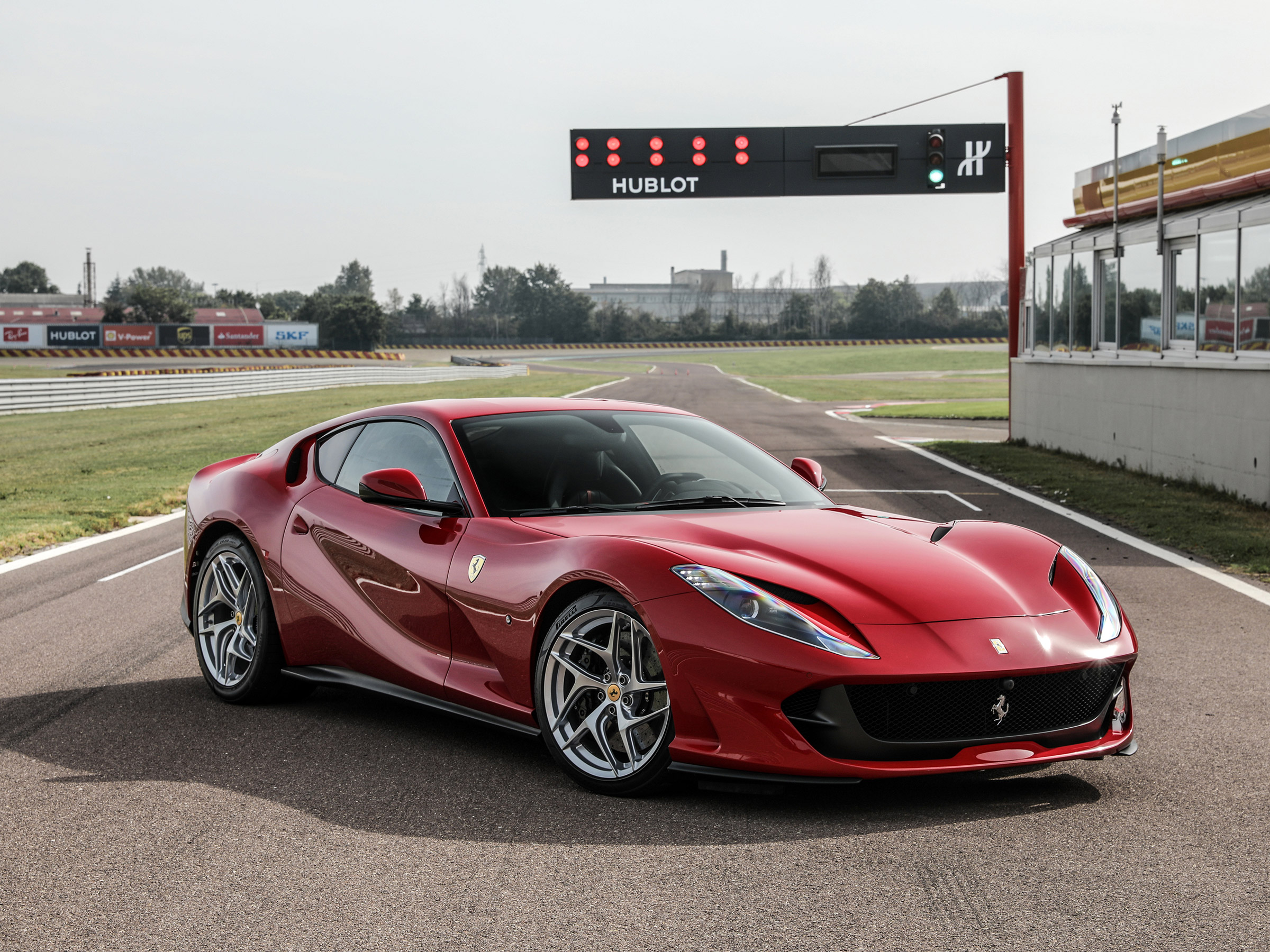 Ferrari 812 superfast обои на телефон