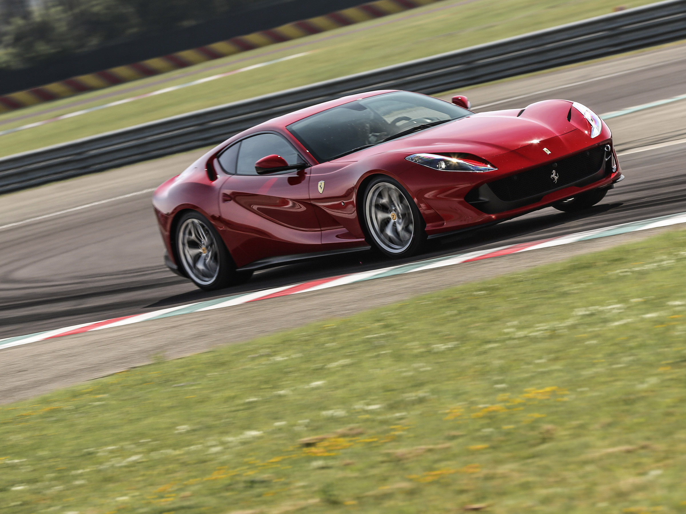 Ferrari 812 superfast обои на телефон