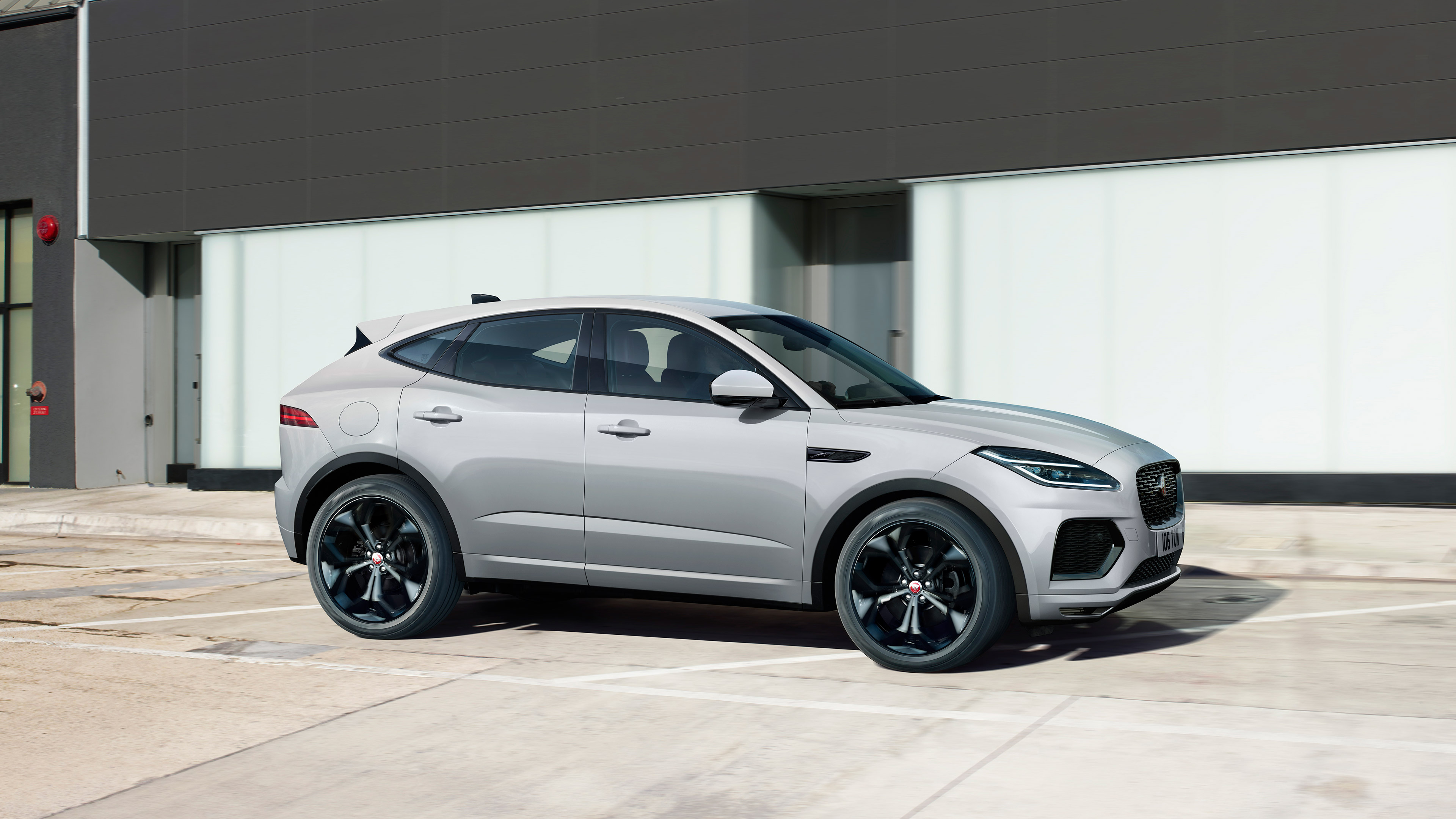 Кроссовер Jaguar e Pace 2020