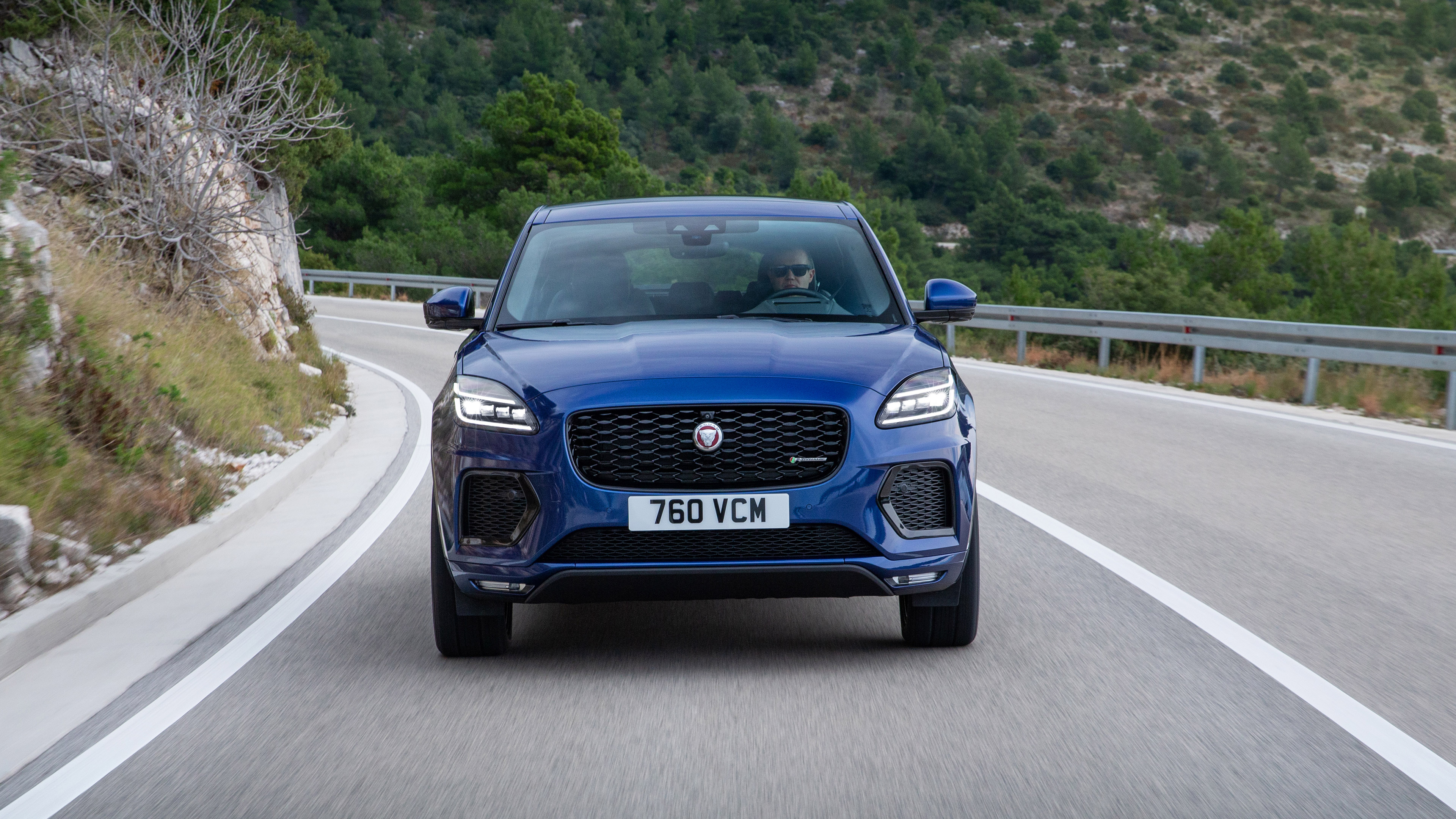 Кроссовер Jaguar e Pace 2020