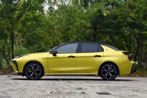 Китайский седан Lynk&Co 03 HYBRID