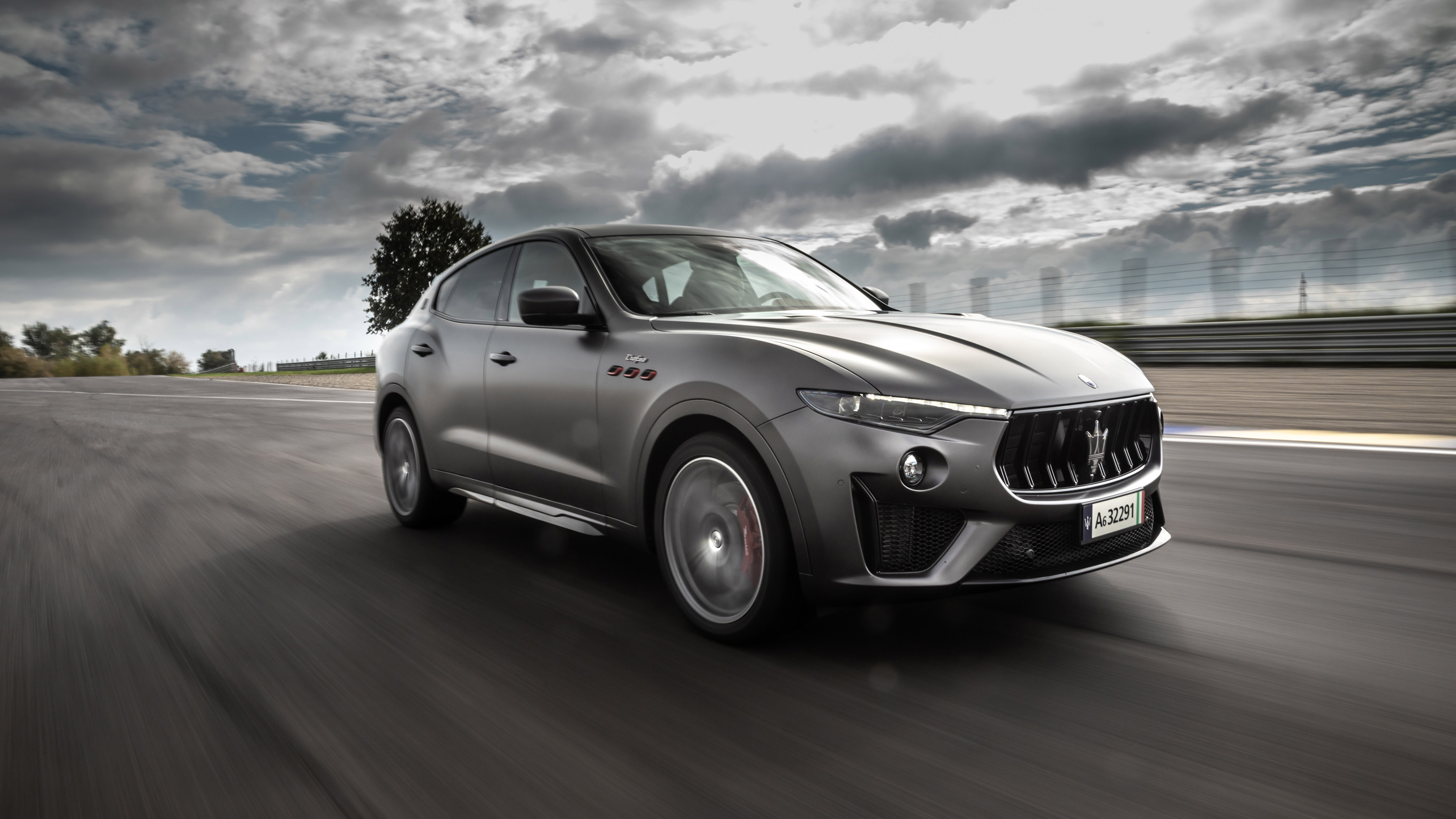 Maserati Levante розовый