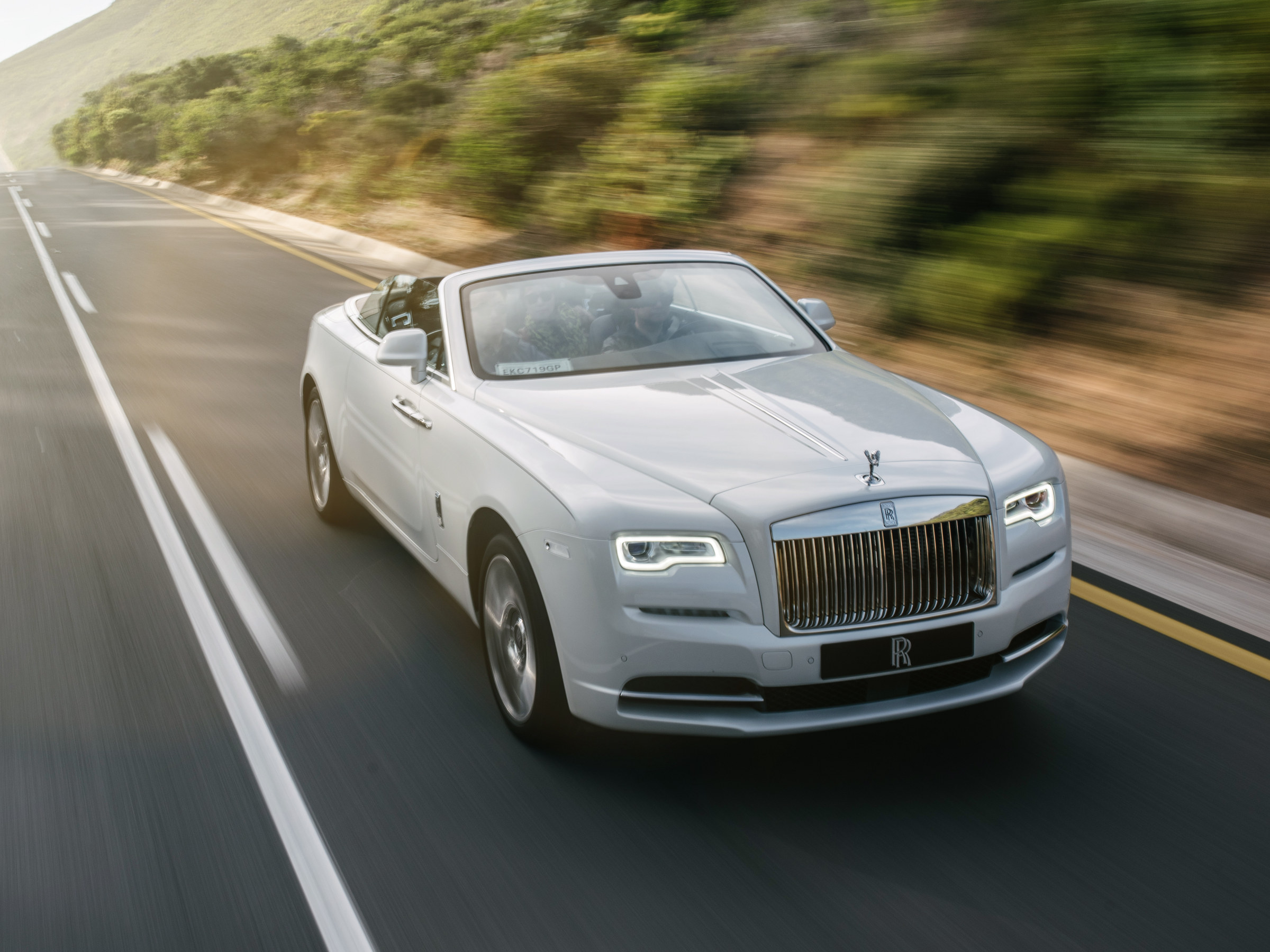 Ройс ройс 2024. Роллс Ройс кабриолет 2022. Rolls Royce Dawn. Роллс Ройс давн 2023. Новый Роллс Ройс 2022 кабриолет.