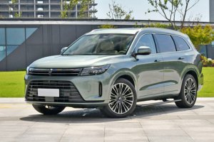 Китайский кроссовер SERES AITO M7