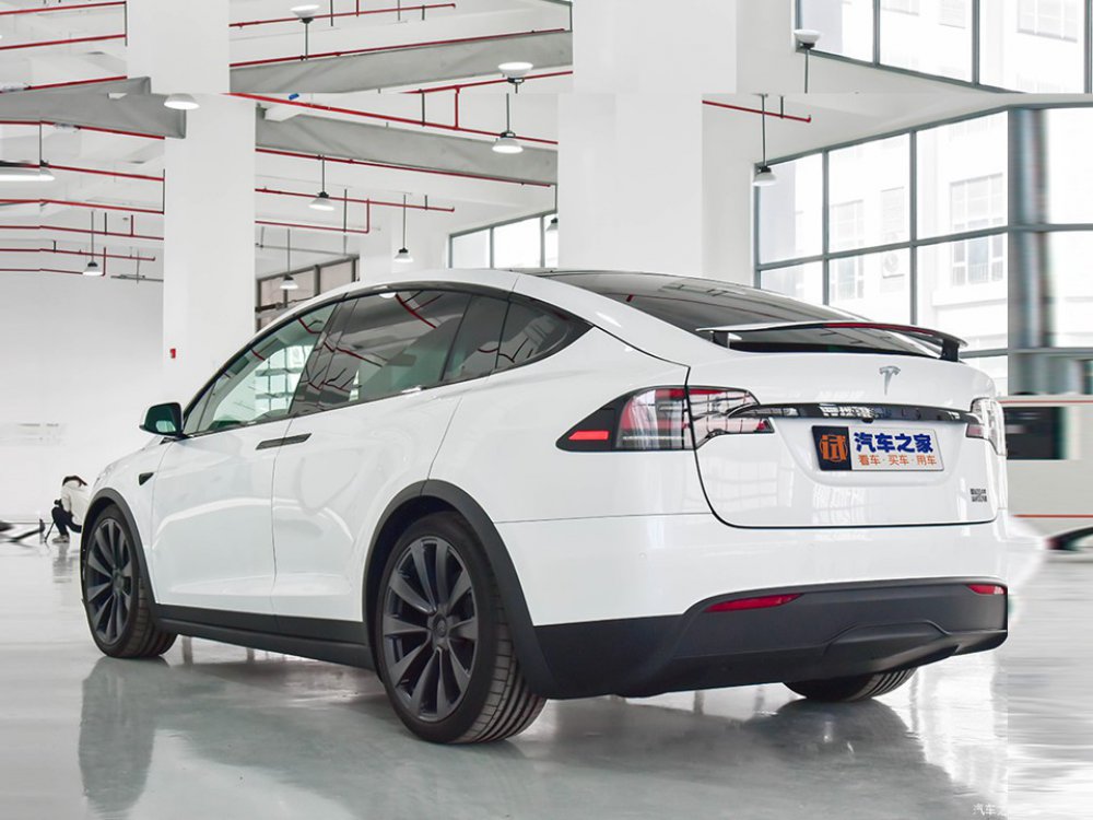 Tesla Model X 2024 фото в новом кузове, фото салона и интерьера